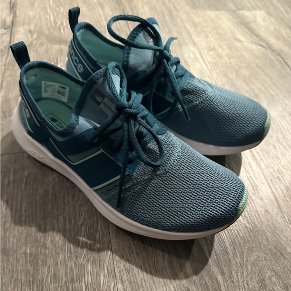 New balance tennis shoes - Picture 1 of 3